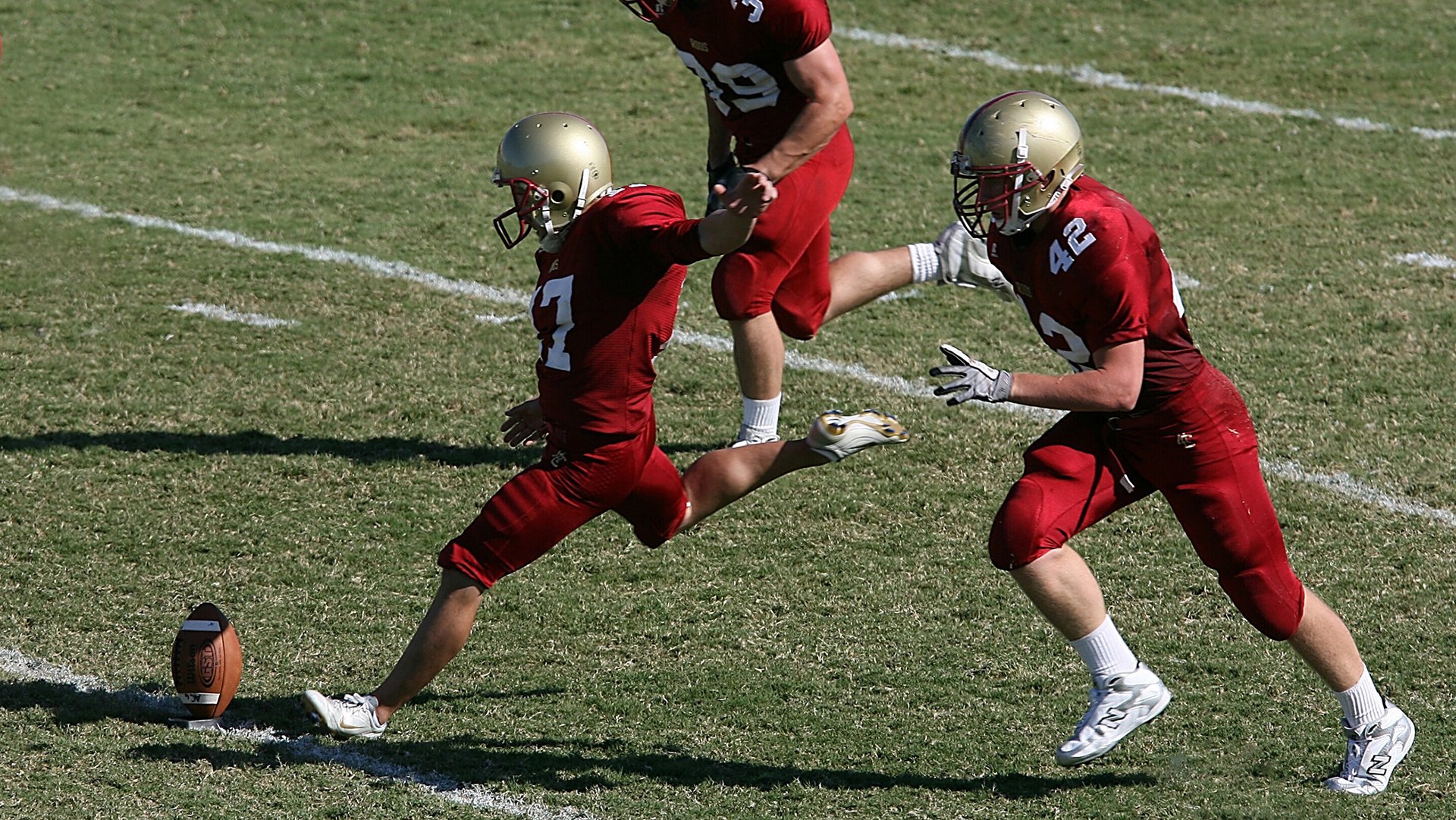 尼尔·巴特尔在防守端的表现，帮助袋鼠队立足橄榄球冠军赛，巴特尔防守奥尼尔视频